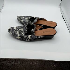 BareTraps Lakelin Mules Off White and Black Palm Print Wedge Mules Sz 8M
